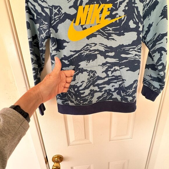 Nike Club‎ Boys 6-7 Camo Fleece Pullover Hoodie Blue Yellow Logo Kanga Pocket - Picture 7 of 11